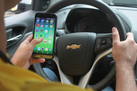 Motorista só pode utilizar o celular quando estacionado; parado no sinal vermelho também não pode