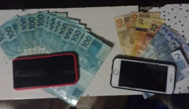 Polícia apreendeu documentação relacionada às contas bancárias para aprofundar a investigação, além de dinheiro e munição