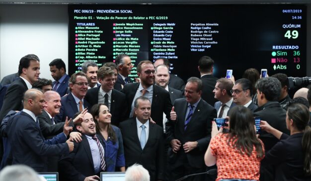Deputados comemoram a aprovação da reforma da previdência na Comissão Especial da Câmara