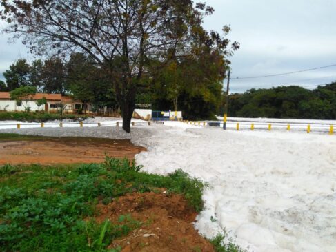 O Rio Tietê voltou a ficar coberto por espuma branca, na sexta-feira, no trecho que passa por Salto, no interior paulista
