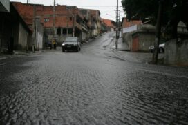 Rua Beatriz Augusta, que é íngreme, liga o Jardim Beatriz a estrada São Francisco em Taboão da Serra