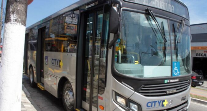 A iniciativa da gratuidade no transporte na cidade do Guarujá é da prefeitura, por meio da Secretaria de Educação, Esporte e Lazer