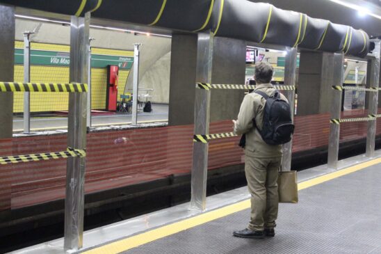 Na estação Vila Madalena, na zona oeste, uma das plataformas está interditada para a implantação das portas automáticas