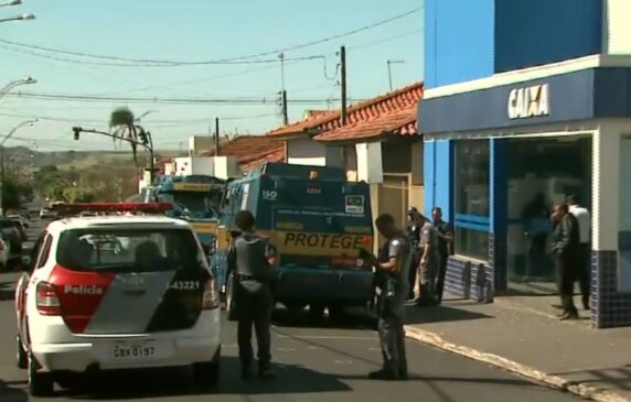Carro-forte da empresa de transporte de valores Protege estacionado em frente à agência da Caixa Econômica Federal foi alvo dos bandidos