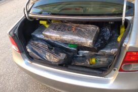 Segundo a Polícia Rodoviária Federal, pacotes com a droga estavam sobre o banco traseiro e porta-malas do carro