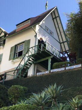 casa de santos dumont. Santos Dumont decidiu construir um pequeno chalé em Petrópolis em 1918, hoje o Museu Casa de Santos Dumont. A escada de acesso tem apenas um pedaço de madeira do lado direito. Supersticioso, Santos Dumont queria entrar no local semp