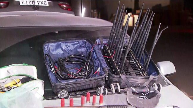Junto com os suspeitos, a Polícia Civil apreendeu equipamentos que eram utilizados para os roubos de cargas em Guarulhos