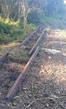 Segundo a Guarda Civil de São Roque, os estragos atingiram cerca de dois quilômetros de linha férrea