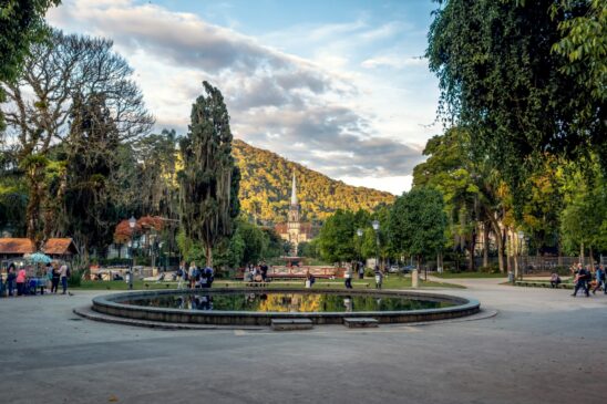 Praça da Liberdade e Catedral São Pedro de Alcântara, no centro de Petrópolis