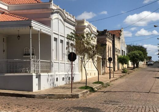 Asfalto em ruas com paralelepípedos causa polêmica na cidade de 11 mil habitantes; prefeitura diz que não pretende asfaltar todas as vias