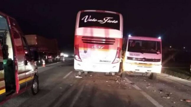 Motorista do ônibus e dois passageiros morreram no local; vítimas foram levadas para Porto Feliz