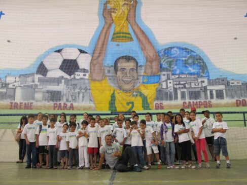 Fundação Cafu está com atividades suspensas enquanto passa por uma 'reformulação geral'