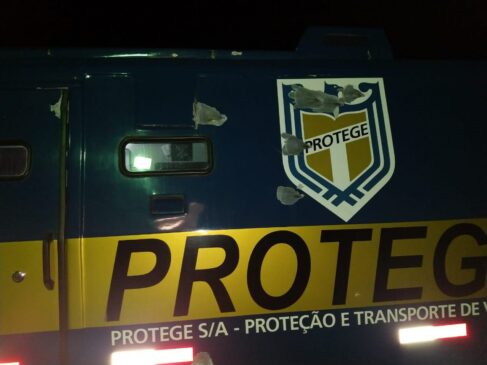 Criminosos bloquearam a estrada e disparam 37 tiros de fuzil em carro-forte em Piedade, no Interior