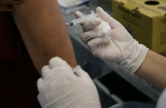A vacina contra a gripe protege o organismo contra agentes infecciosos e bacterianos, o que diminui a incidência de Influenza