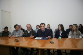 Prefeito de Taboão da Serra Fernando Fernandes (centro) sancionou o projeto na manhã de ontem