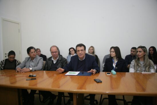 Prefeito de Taboão da Serra Fernando Fernandes (centro) sancionou o projeto na manhã de ontem