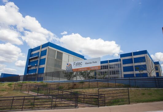 A matrícula deve ser feita na secretaria da Fatec na qual o candidato deseja estudar, no horário determinado