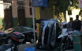 Carro roubado tomba ap&oacute;s persegui&ccedil;&atilde;o na Zona Oeste de SP