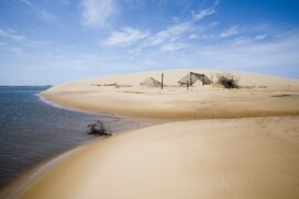 Dunas da Ponta do Caiçara, no Delta do Parnaíba, onde pequenas vilas espalham-se à beira do rio; o delta é onde o rio se encontra com o mar e cria 73 ilhas fluviais entre os estados do Maranhão e Piauí