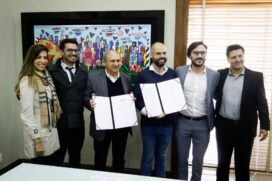 Bruno Covas mostra termo de cooperação entre a cidade e as empresas de entrega por aplicativo