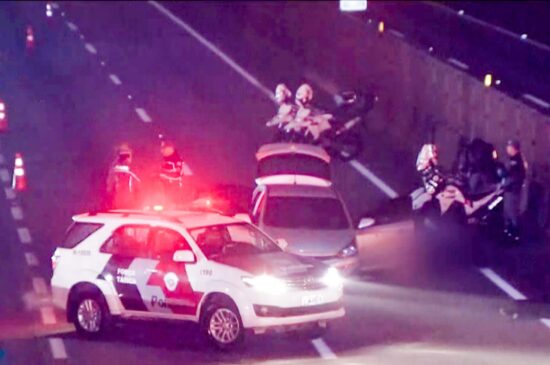Quatro homens foram mortos pela Rota após perseguição na Dutra, na cidade de Guarulhos; ação aconteceu na noite de quarta-feira