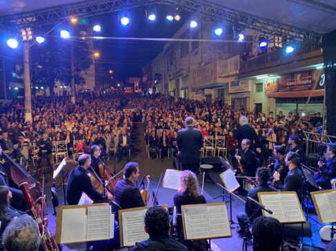 Apresentação da Orquestra Bachiana Filarmônica Sesi-SP reuniu mais de 4 mil pessoas na Praça da Matriz, em Porto Feliz