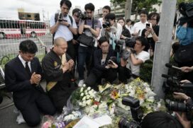 Pessoas prestam homenagens para as 33 v&iacute;timas fatais do inc&ecirc;ndio ocorrido no pr&eacute;dio da Kyoto Animation,Kyoto, Jap&atilde;o