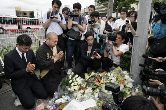 Pessoas prestam homenagens para as 33 v&iacute;timas fatais do inc&ecirc;ndio ocorrido no pr&eacute;dio da Kyoto Animation,Kyoto, Jap&atilde;o