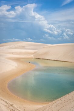 PARQUE NACIONAL DOS LENÇÓIS MARANHENSES. O parque tem 155 mil hectares, um pouco maior que a área da cidade de São Paulo. Chove bastante entre fevereiro e maio, e a melhor época para visitar é entre maio e setembro - a chuva volumosa cria as lagoas caract