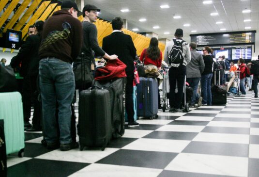 Medida autoriza crianças menores de 16 anos, a viajar desacompanhadas sem autorização judicial em SP