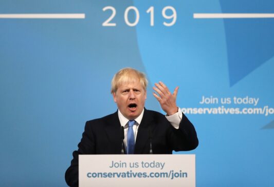 Conhecido pelo estilo informal, pelas gafes e por projetos frívolos e onerosos, o deputado promete solucionar a questão do brexit