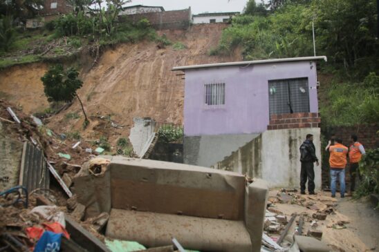 Corpo de Bombeiro confirmou duas mortes na Estrada do Passarinho, na cidade de Olinda