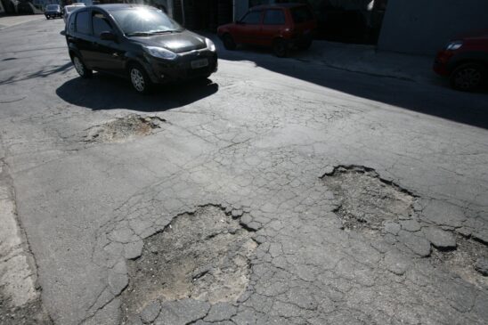 Em um pequeno trecho, a reportagem contou quatro buracos no asfalto da rua Maniçoba