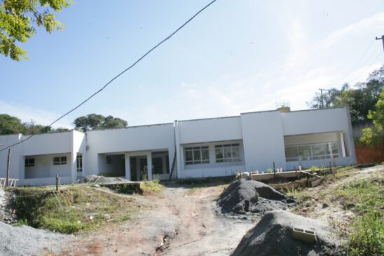Segundo a prefeitura, atualmente é feito serviços de acabamento na unidade de ensino em Itapecerica