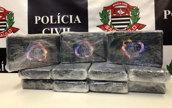 Polícia apreende tijolos de cocaína embalados com o logo do PSG; um casal que estava com a droga foi preso em flagrante
