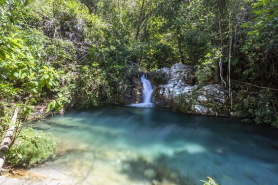 CACHOEIRA DE SANTA BÁRBARA. Fica cerca de 90km de Alto Paraíso, mas a distância compensa: a queda d'água e a lagoa da cachoeira encantam. É possível nadar no local, mas precisa contratar um guia e a área recebe um número limitado de turistas.