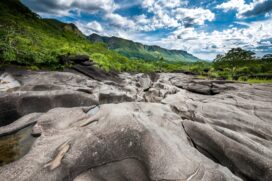 VALE DA LUA. O rio São Miguel, ao longo dos séculos, esculpiu essa paisagem singular no terreno rochoso, que se assemelha mesmo a uma paisagem lunar. O Vale fica dentro de uma propriedade privada e a entrada é R$ 20.