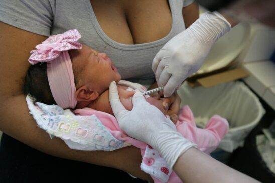 Antes, a 1ª dose da vacina era fornecida para os bebês apenas quando fossem completados os primeiros 12 meses de vida