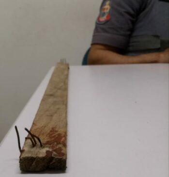 Madeira com pregos utilizada no crime foi apreendida com o suspeito; crime aconteceu na noite de quinta-feira em Sorocaba
