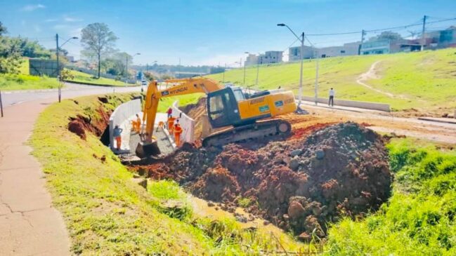 Para a canalização estão sendo utilizadas aduelas de concreto; serviços devem seguir por mais seis meses