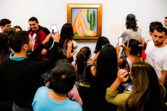 402 mil pessoas foram ver a modernista brasileira, contra 401 mil atraídos pelas telas do impressionista francês em agosto de 1997