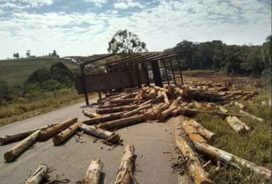 Uma carreta, carregada com toras de madeira, bateu na lateral do ônibus escolar na segunda-feira