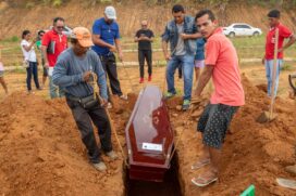 Sepultamento de um dos detentos vítima do massacre que ocorreu no Centro de Recuperação Regional de Altamira, na segunda-feira