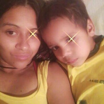 A mãe Linéia Oliveira Silva e Luan Silva Oliveira, 3 anos, morto após ser atropelado por um vagão do metrô em dezembro de 2018