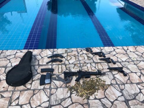 Pistolas, revólveres, fuzil e munições foram apreendidos no local