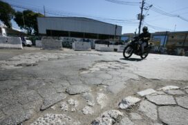 Além dos buracos, deformidades na via também foram encontradas na avenida Jorge Alfredo Camasmie