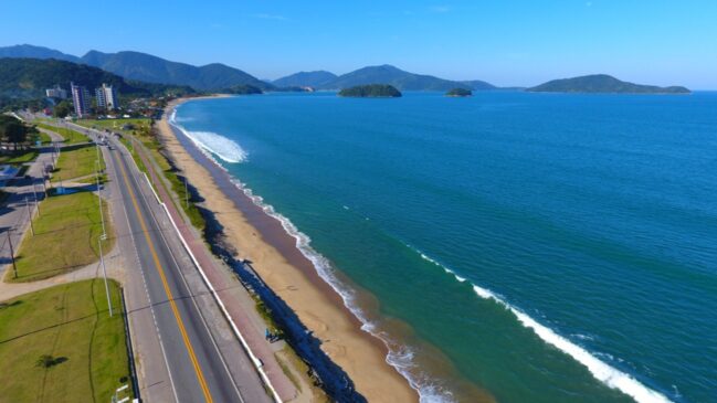 Vista aérea da Praia do Massaguaçu, localizada na região norte da cidade de Caraguatatuba