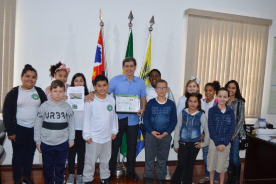 Prefeito Dr. C&aacute;ssio recebe alunos da EMEF Antonio de P&aacute;dua com projetos para o bairro