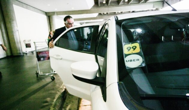 Carro por aplicativo atende passageiro no Aeroporto de Congonhas, na zona sul de SP