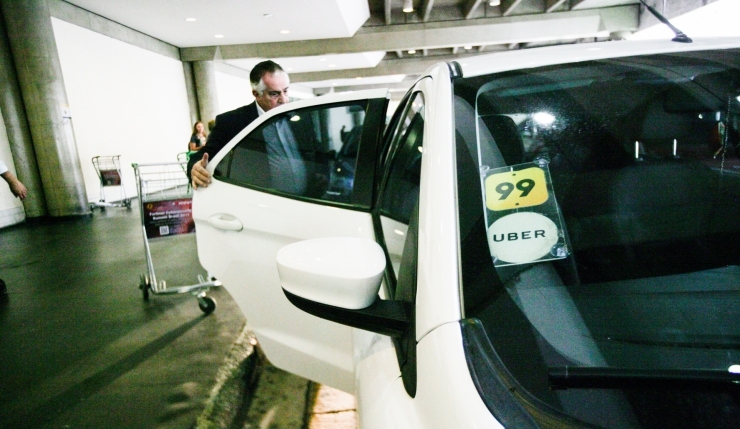 Carro por aplicativo atende passageiro no Aeroporto de Congonhas, na zona sul de SP